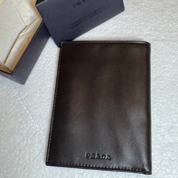 Prada Elegant Leather Card Holder wallet - Picture 3 of 13